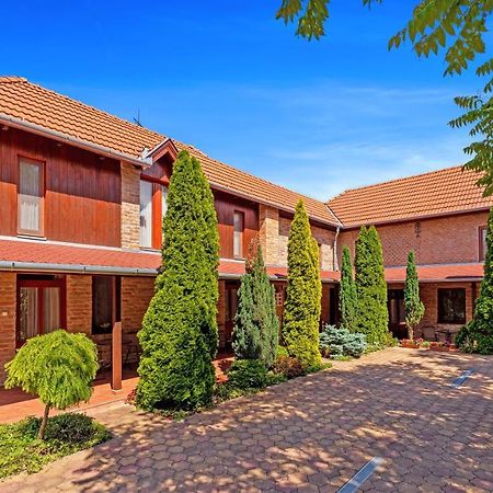 Varázskő Apartman Gyula Esterno foto