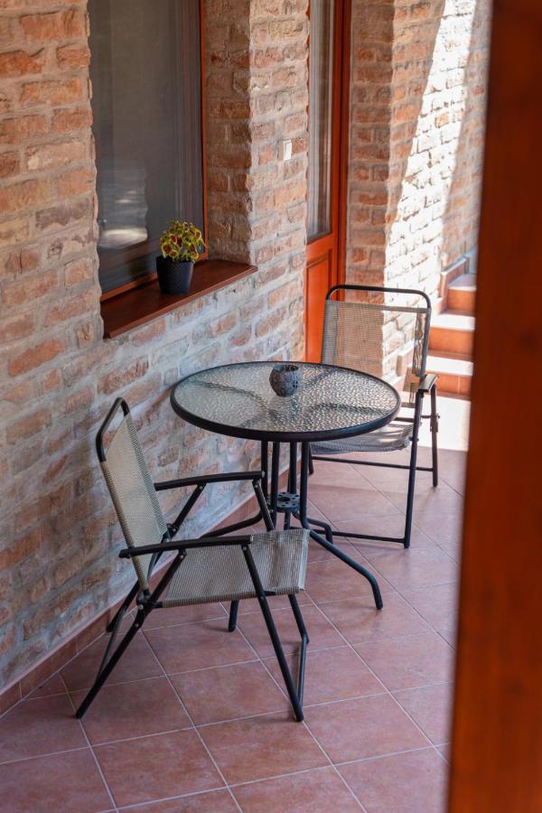 Varázskő Apartman Gyula Esterno foto