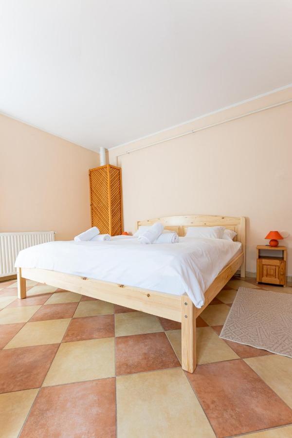Varázskő Apartman Gyula Esterno foto
