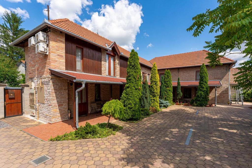 Varázskő Apartman Gyula Esterno foto