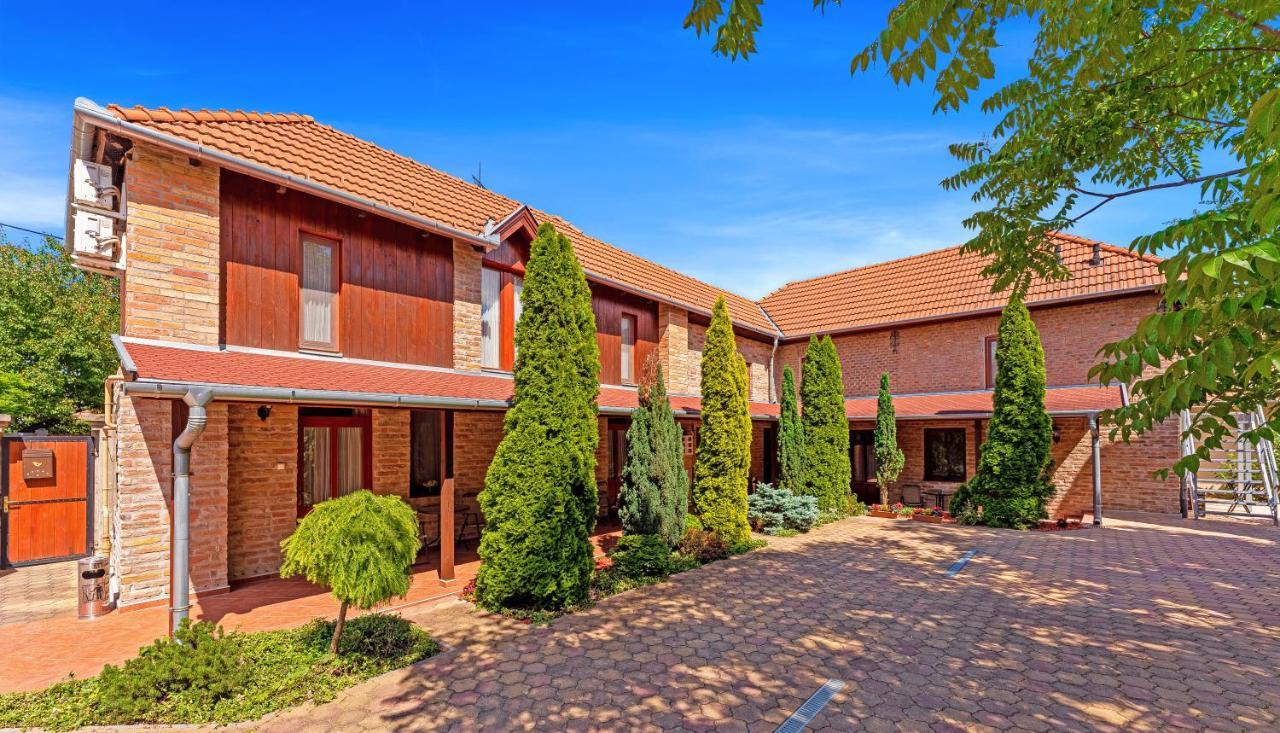 Varázskő Apartman Gyula Esterno foto